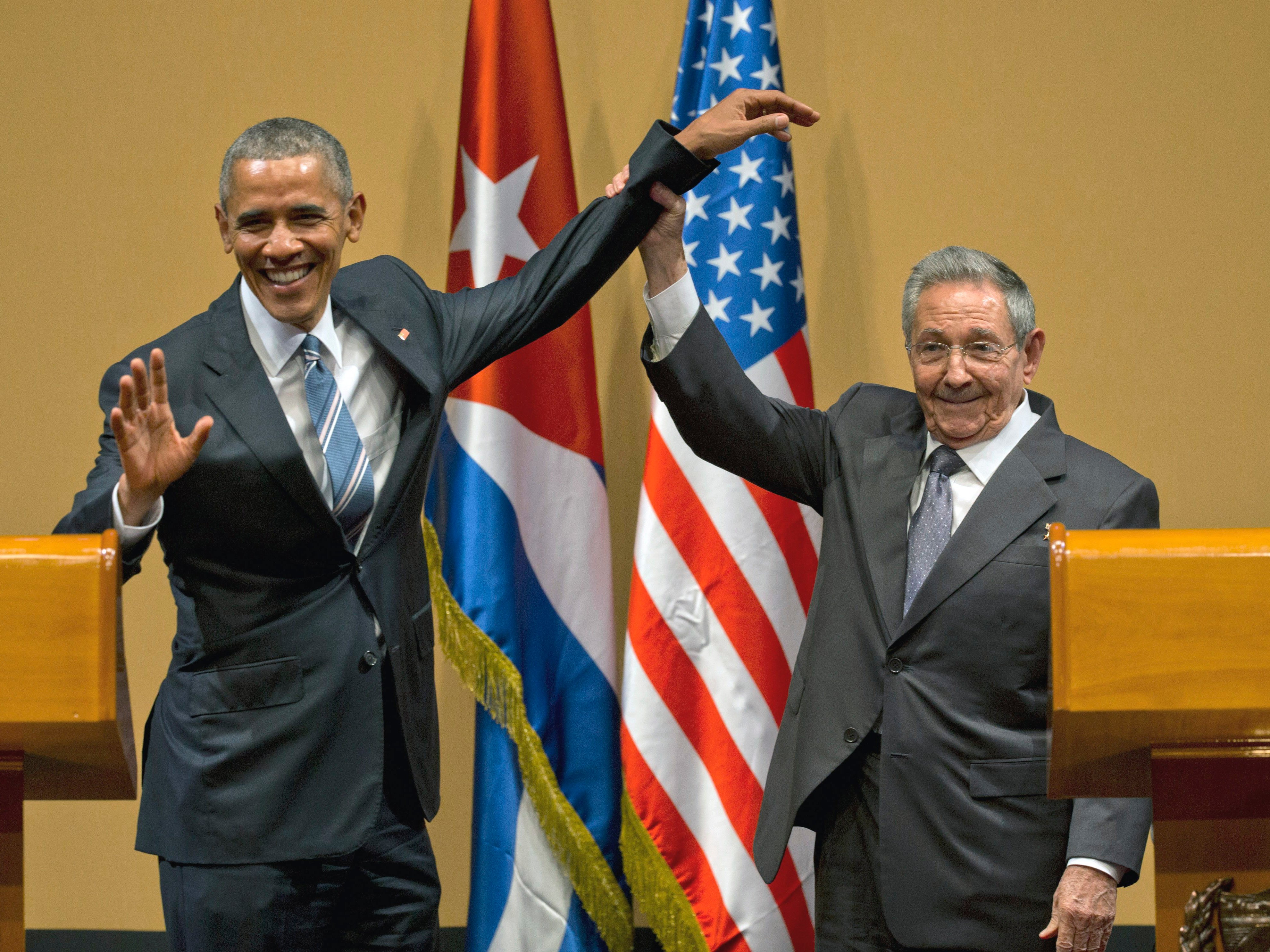 Foto de Obama y Raúl Castro